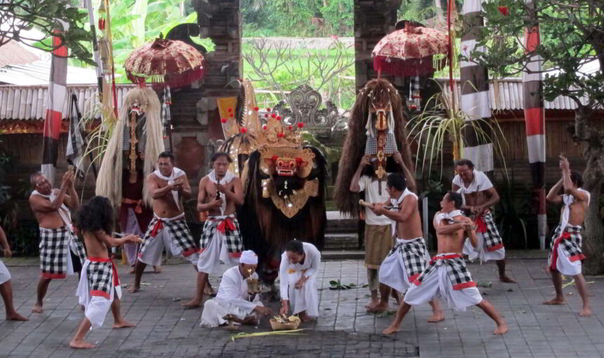 Ubud tour : Barong dance, Batuan temple, Monkey forest, Silver & gold workshop, Tegalalang ricefield and swing center